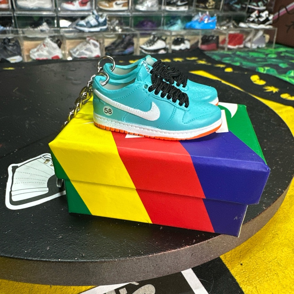 Mini Sneaker SB Dunk 58 McLaren Keychain - Picture 2 of 3